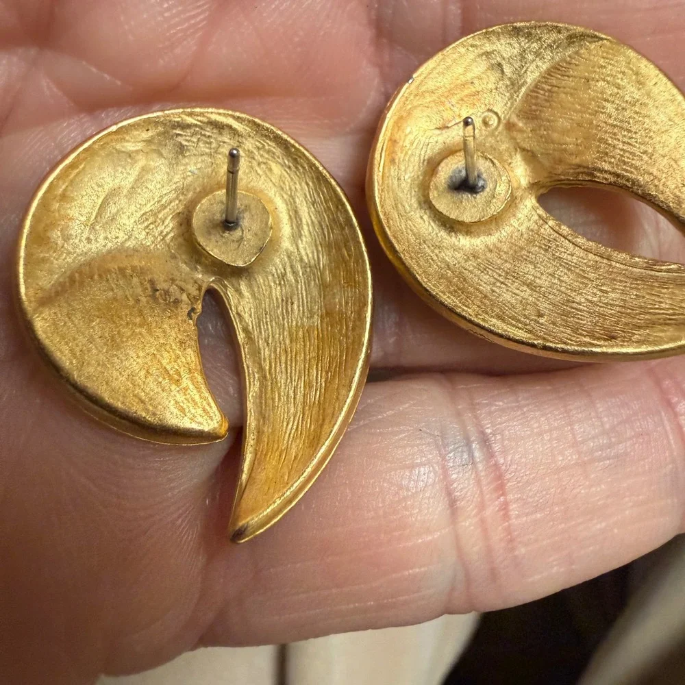 Vintage‎ Abstract Swirl Enamel Stud Earrings Gold Tone Tan Cream Marbled Retro